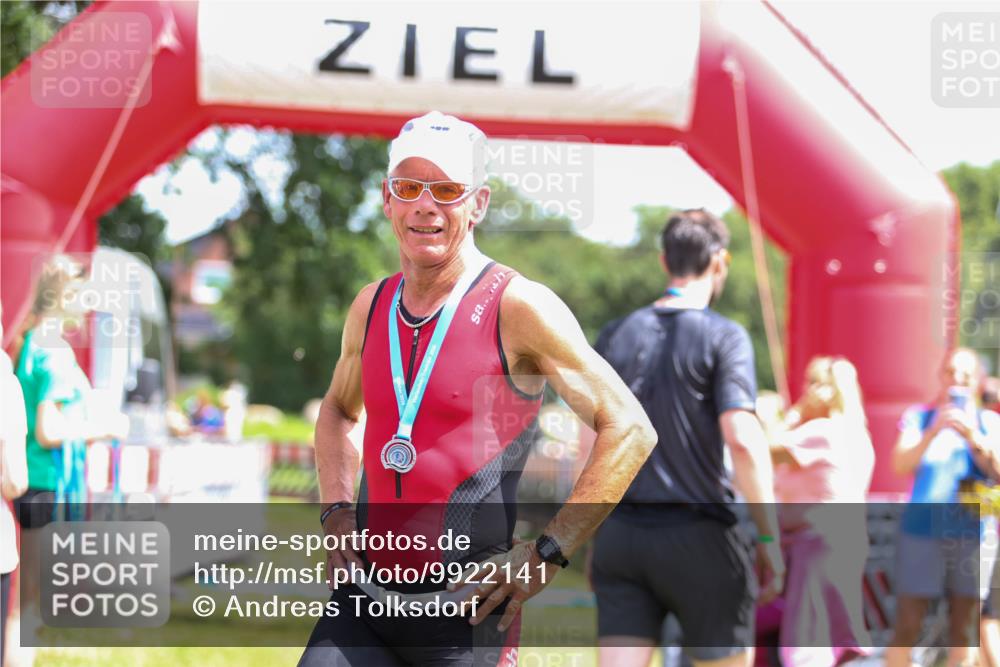 21.06.2026 - 29. Vierlanden-Triathlon Andreas Tolksdorf http://msf.ph/oto/9922141 21.06.2026 13:45:29 Ziel 126 meine-sportfotos.de