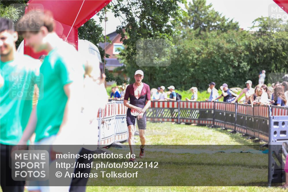 21.06.2026 - 29. Vierlanden-Triathlon Andreas Tolksdorf http://msf.ph/oto/9922142 21.06.2026 13:45:40 Ziel 101, 126 meine-sportfotos.de