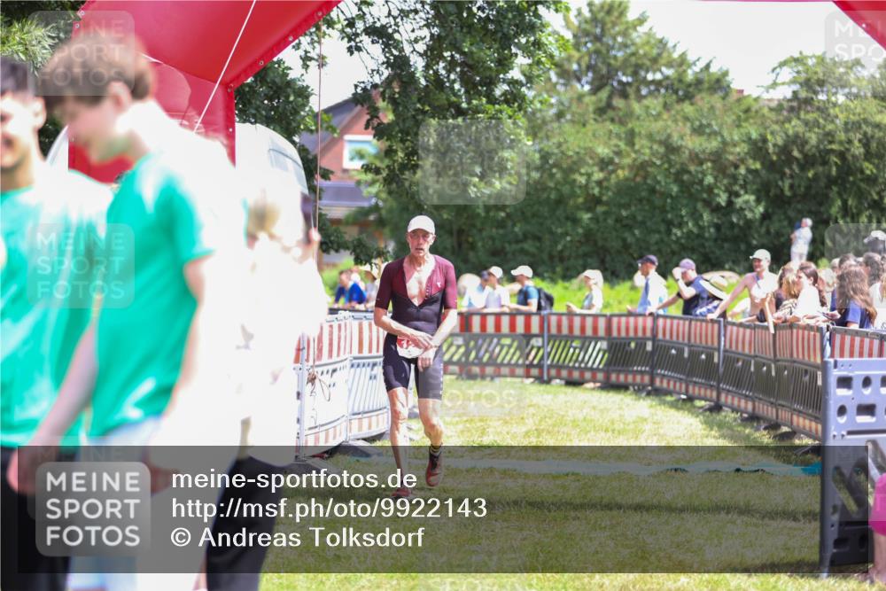 21.06.2026 - 29. Vierlanden-Triathlon Andreas Tolksdorf http://msf.ph/oto/9922143 21.06.2026 13:45:40 Ziel 101, 126 meine-sportfotos.de