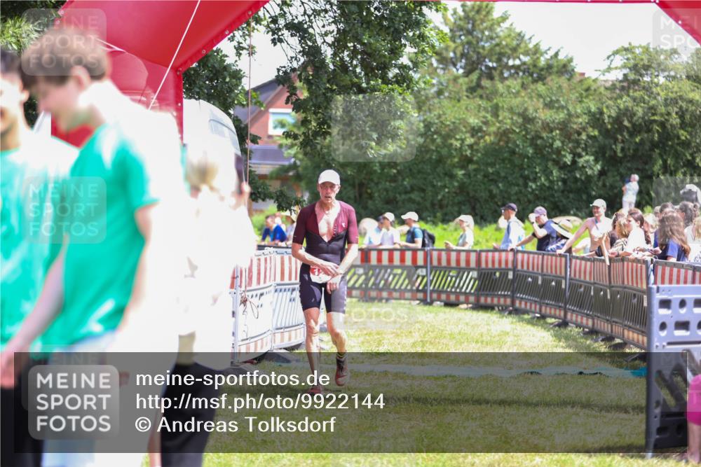 21.06.2026 - 29. Vierlanden-Triathlon Andreas Tolksdorf http://msf.ph/oto/9922144 21.06.2026 13:45:40 Ziel 101, 126 meine-sportfotos.de