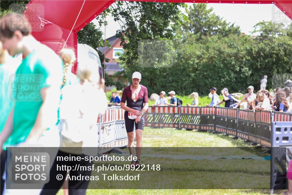 21.06.2026 - 29. Vierlanden-Triathlon Andreas Tolksdorf http://msf.ph/oto/9922148 21.06.2026 13:45:40 Ziel 101, 126 meine-sportfotos.de