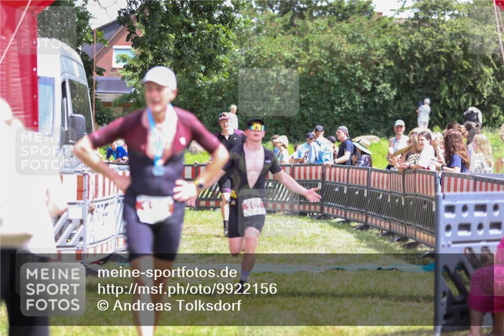 21.06.2026 - 29. Vierlanden-Triathlon Andreas Tolksdorf http://msf.ph/oto/9922156 21.06.2026 13:45:49 Ziel 101, 750 meine-sportfotos.de
