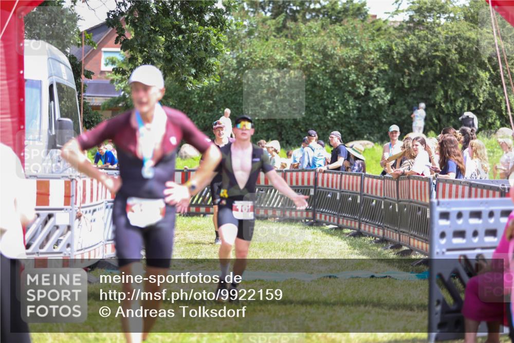 21.06.2026 - 29. Vierlanden-Triathlon Andreas Tolksdorf http://msf.ph/oto/9922159 21.06.2026 13:45:49 Ziel 101, 750 meine-sportfotos.de