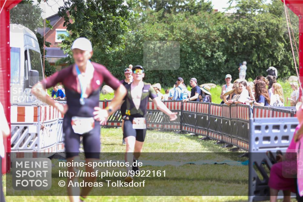 21.06.2026 - 29. Vierlanden-Triathlon Andreas Tolksdorf http://msf.ph/oto/9922161 21.06.2026 13:45:50 Ziel 101, 259, 750 meine-sportfotos.de