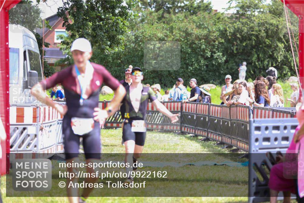 21.06.2026 - 29. Vierlanden-Triathlon Andreas Tolksdorf http://msf.ph/oto/9922162 21.06.2026 13:45:50 Ziel 101, 259, 750 meine-sportfotos.de