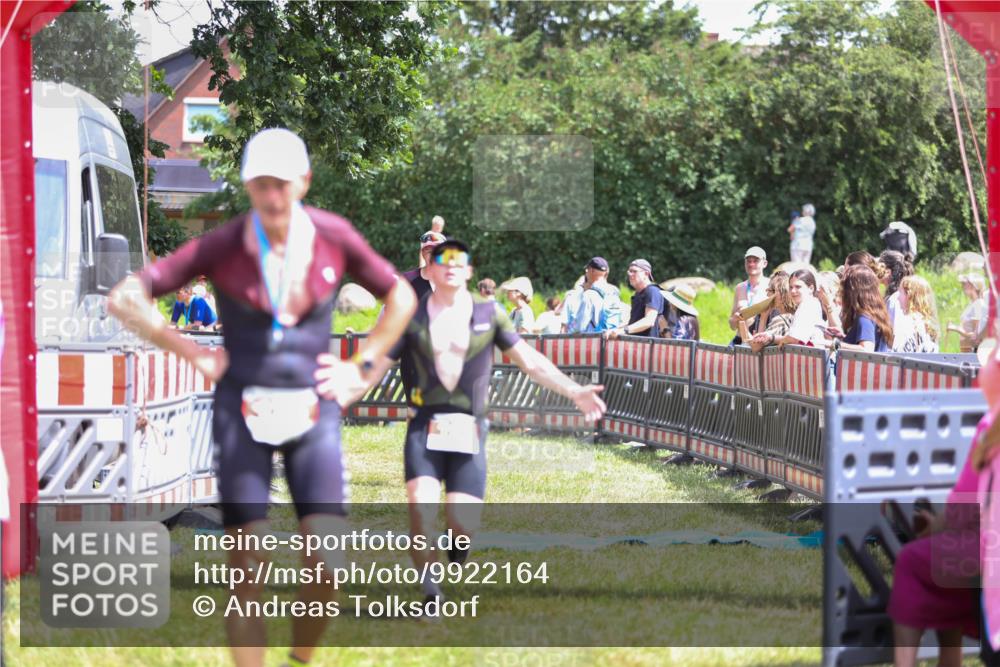 21.06.2026 - 29. Vierlanden-Triathlon Andreas Tolksdorf http://msf.ph/oto/9922164 21.06.2026 13:45:50 Ziel 101, 259, 750 meine-sportfotos.de