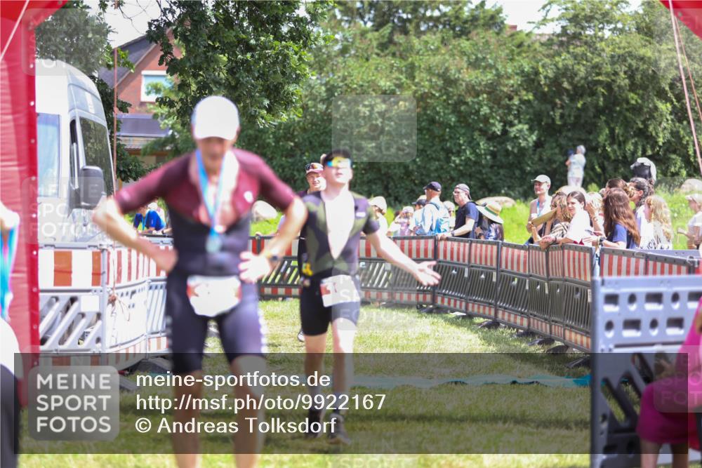 21.06.2026 - 29. Vierlanden-Triathlon Andreas Tolksdorf http://msf.ph/oto/9922167 21.06.2026 13:45:50 Ziel 101, 259, 750 meine-sportfotos.de