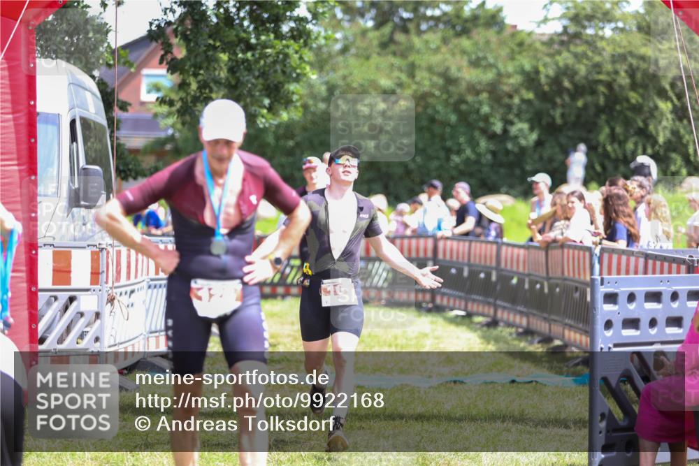 21.06.2026 - 29. Vierlanden-Triathlon Andreas Tolksdorf http://msf.ph/oto/9922168 21.06.2026 13:45:50 Ziel 101, 259, 750 meine-sportfotos.de