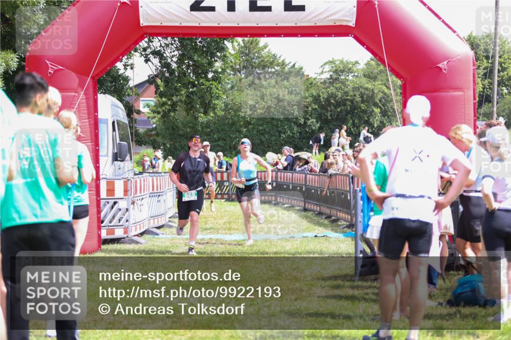 21.06.2026 - 29. Vierlanden-Triathlon Andreas Tolksdorf http://msf.ph/oto/9922193 21.06.2026 13:47:35 Ziel 669, 833, 1065 meine-sportfotos.de