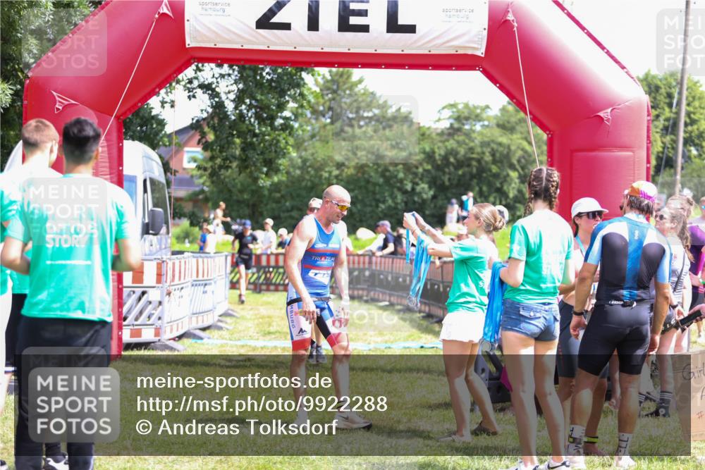 21.06.2026 - 29. Vierlanden-Triathlon Andreas Tolksdorf http://msf.ph/oto/9922288 21.06.2026 13:49:34 Ziel 100, 884 meine-sportfotos.de