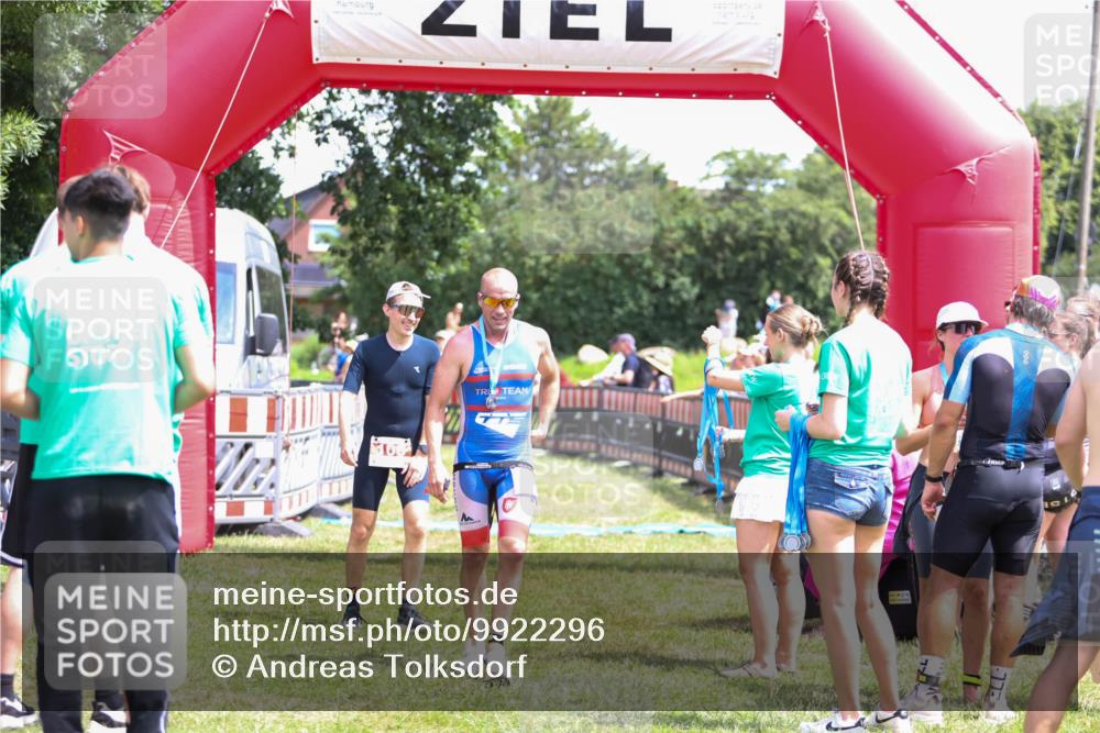 21.06.2026 - 29. Vierlanden-Triathlon Andreas Tolksdorf http://msf.ph/oto/9922296 21.06.2026 13:49:37 Ziel 100, 884, 1056 meine-sportfotos.de