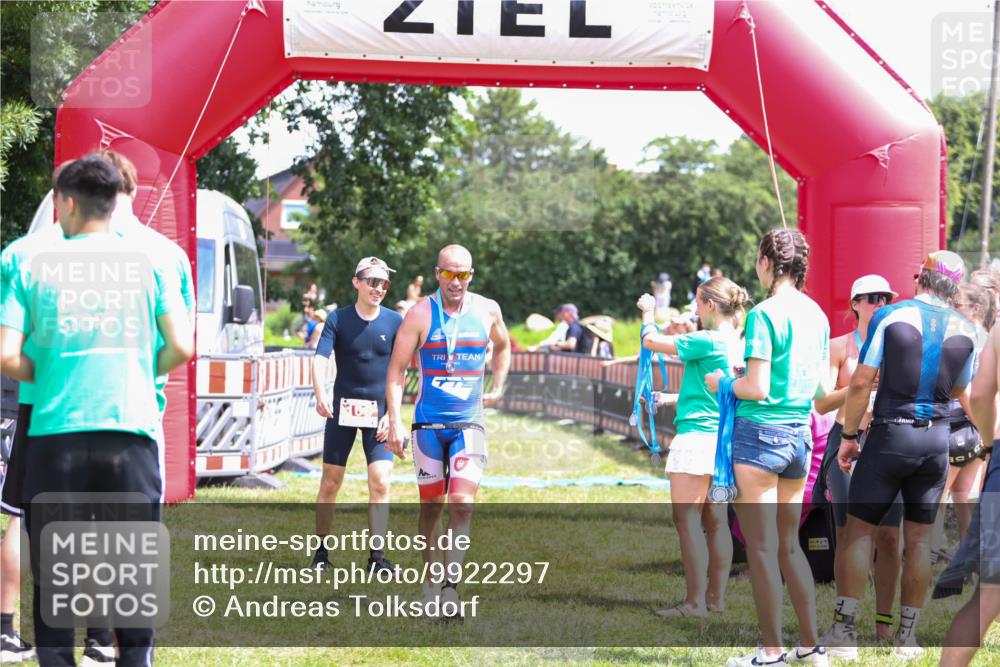 21.06.2026 - 29. Vierlanden-Triathlon Andreas Tolksdorf http://msf.ph/oto/9922297 21.06.2026 13:49:37 Ziel 100, 884, 1056 meine-sportfotos.de