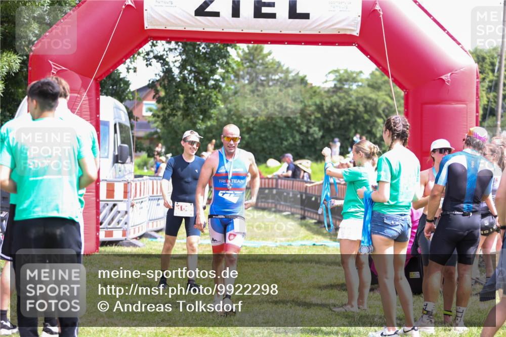 21.06.2026 - 29. Vierlanden-Triathlon Andreas Tolksdorf http://msf.ph/oto/9922298 21.06.2026 13:49:37 Ziel 100, 884, 1056 meine-sportfotos.de