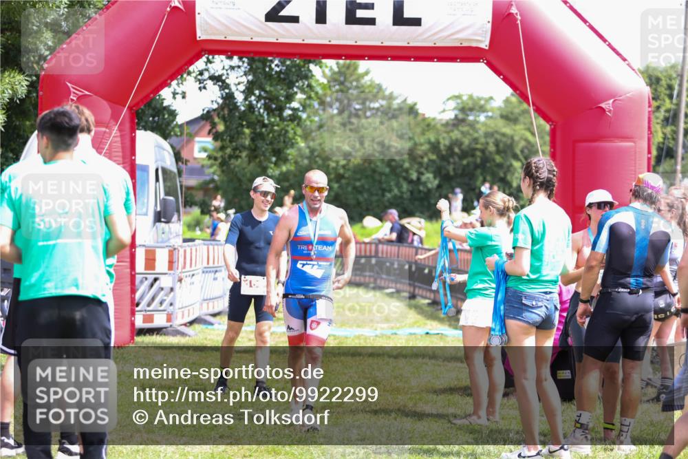 21.06.2026 - 29. Vierlanden-Triathlon Andreas Tolksdorf http://msf.ph/oto/9922299 21.06.2026 13:49:37 Ziel 100, 884, 1056 meine-sportfotos.de