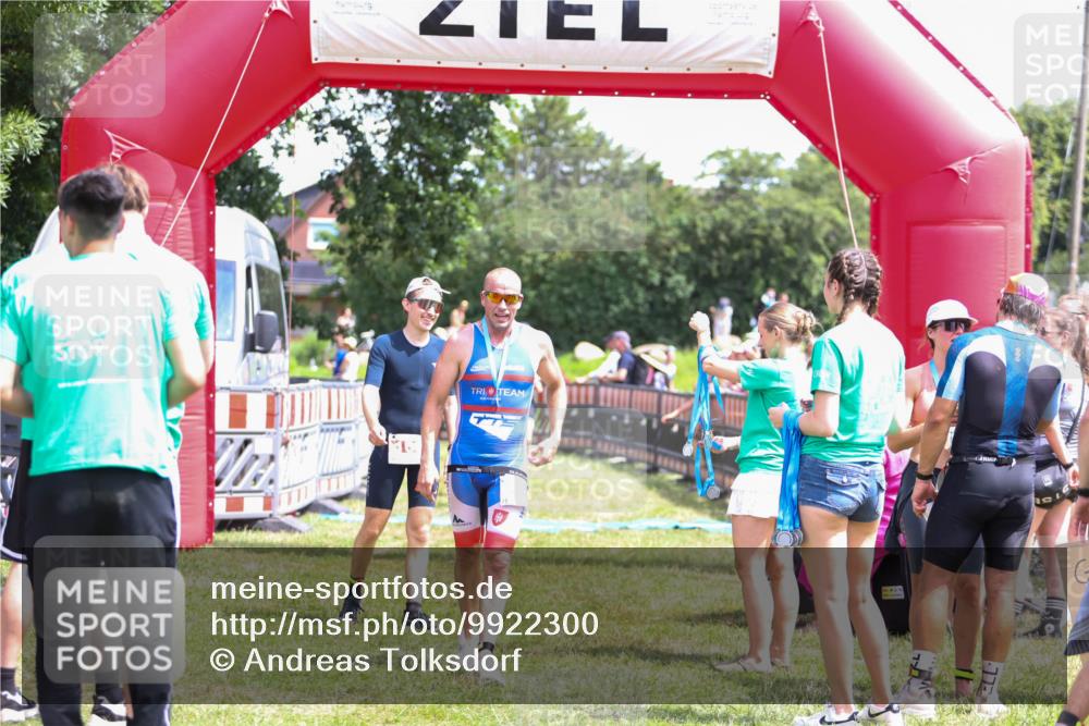 21.06.2026 - 29. Vierlanden-Triathlon Andreas Tolksdorf http://msf.ph/oto/9922300 21.06.2026 13:49:37 Ziel 100, 884, 1056 meine-sportfotos.de