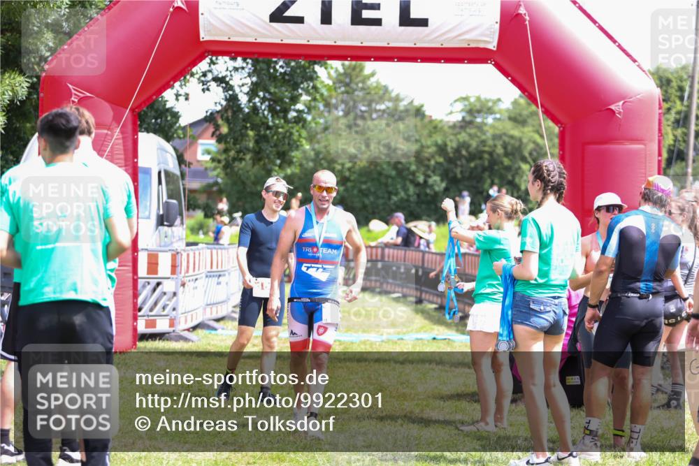 21.06.2026 - 29. Vierlanden-Triathlon Andreas Tolksdorf http://msf.ph/oto/9922301 21.06.2026 13:49:37 Ziel 100, 884, 1056 meine-sportfotos.de