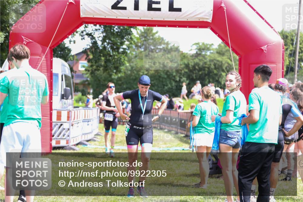 21.06.2026 - 29. Vierlanden-Triathlon Andreas Tolksdorf http://msf.ph/oto/9922305 21.06.2026 13:49:49 Ziel 280, 1056, 1063 meine-sportfotos.de