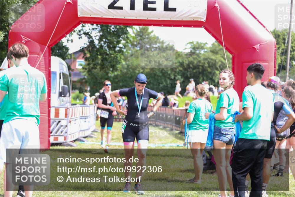 21.06.2026 - 29. Vierlanden-Triathlon Andreas Tolksdorf http://msf.ph/oto/9922306 21.06.2026 13:49:49 Ziel 280, 1056, 1063 meine-sportfotos.de