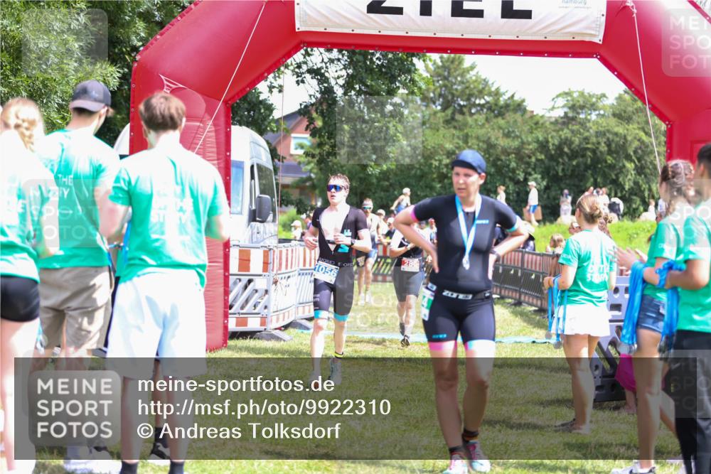 21.06.2026 - 29. Vierlanden-Triathlon Andreas Tolksdorf http://msf.ph/oto/9922310 21.06.2026 13:49:50 Ziel 280, 1056, 1063 meine-sportfotos.de