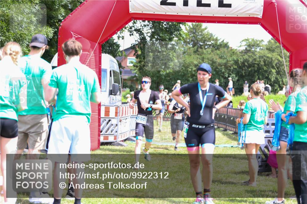 21.06.2026 - 29. Vierlanden-Triathlon Andreas Tolksdorf http://msf.ph/oto/9922312 21.06.2026 13:49:50 Ziel 280, 1056, 1063 meine-sportfotos.de