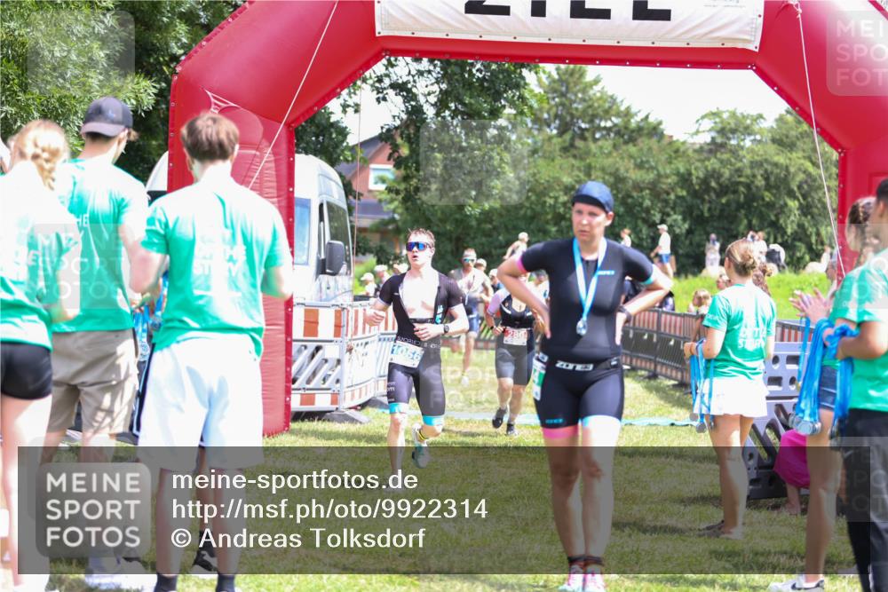 21.06.2026 - 29. Vierlanden-Triathlon Andreas Tolksdorf http://msf.ph/oto/9922314 21.06.2026 13:49:50 Ziel 280, 1056, 1063 meine-sportfotos.de