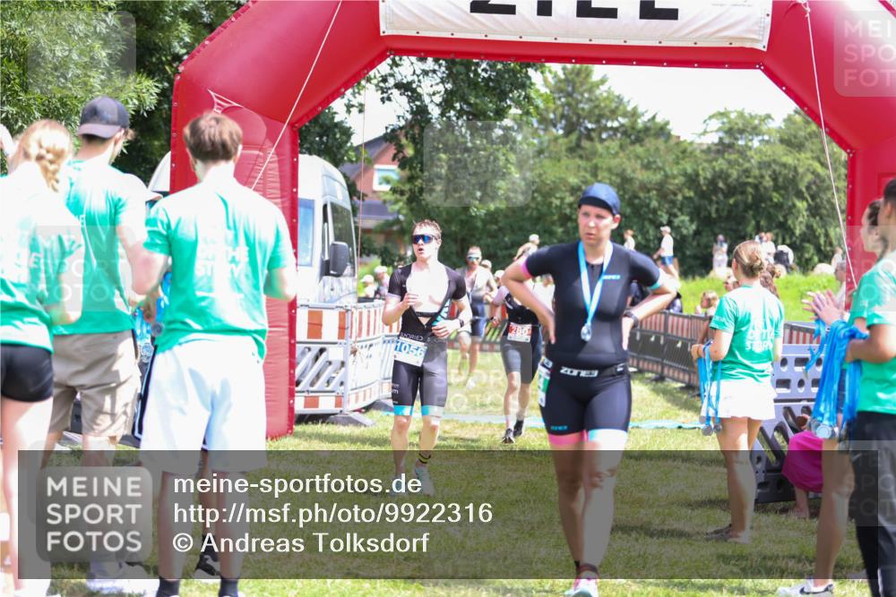 21.06.2026 - 29. Vierlanden-Triathlon Andreas Tolksdorf http://msf.ph/oto/9922316 21.06.2026 13:49:50 Ziel 280, 1056, 1063 meine-sportfotos.de