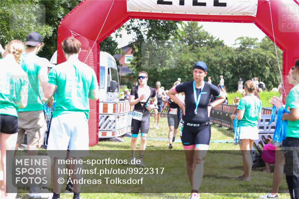 21.06.2026 - 29. Vierlanden-Triathlon Andreas Tolksdorf http://msf.ph/oto/9922317 21.06.2026 13:49:50 Ziel 280, 1056, 1063 meine-sportfotos.de