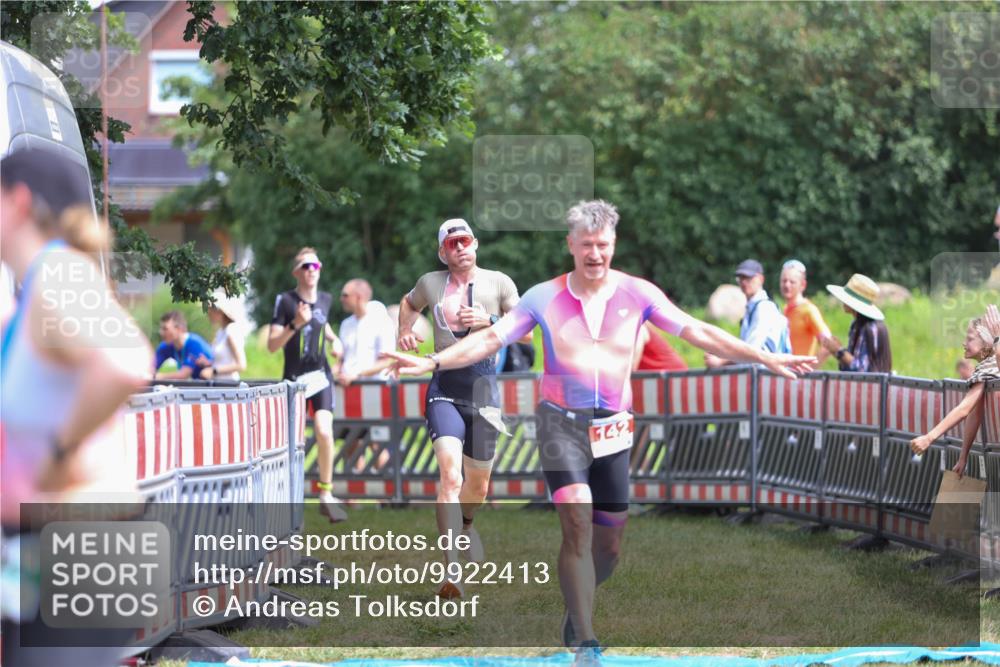 21.06.2026 - 29. Vierlanden-Triathlon Andreas Tolksdorf http://msf.ph/oto/9922413 21.06.2026 13:51:48 Ziel 142, 237, 1022, 1061 meine-sportfotos.de
