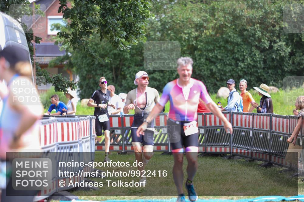 21.06.2026 - 29. Vierlanden-Triathlon Andreas Tolksdorf http://msf.ph/oto/9922416 21.06.2026 13:51:48 Ziel 142, 237, 1022, 1061 meine-sportfotos.de