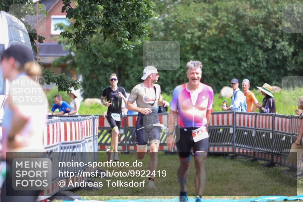 21.06.2026 - 29. Vierlanden-Triathlon Andreas Tolksdorf http://msf.ph/oto/9922419 21.06.2026 13:51:48 Ziel 142, 237, 1022, 1061 meine-sportfotos.de