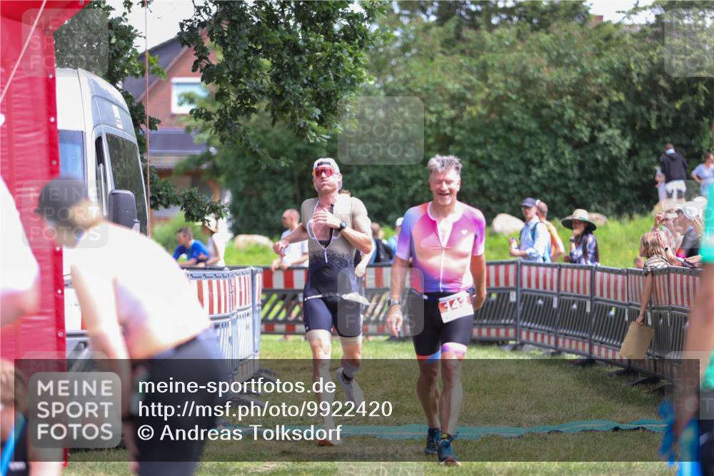 21.06.2026 - 29. Vierlanden-Triathlon Andreas Tolksdorf http://msf.ph/oto/9922420 21.06.2026 13:51:49 Ziel 142, 237, 1022, 1061 meine-sportfotos.de