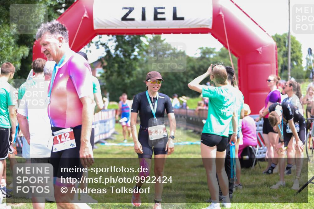 21.06.2026 - 29. Vierlanden-Triathlon Andreas Tolksdorf http://msf.ph/oto/9922424 21.06.2026 13:52:05 Ziel 235, 1028, 1044 meine-sportfotos.de