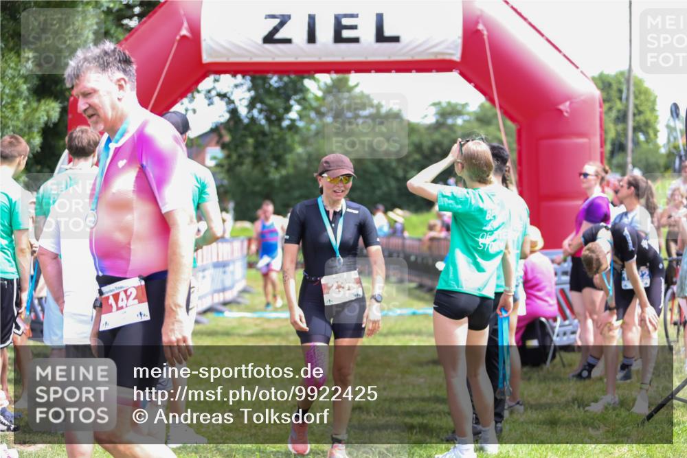 21.06.2026 - 29. Vierlanden-Triathlon Andreas Tolksdorf http://msf.ph/oto/9922425 21.06.2026 13:52:05 Ziel 235, 1028, 1044 meine-sportfotos.de