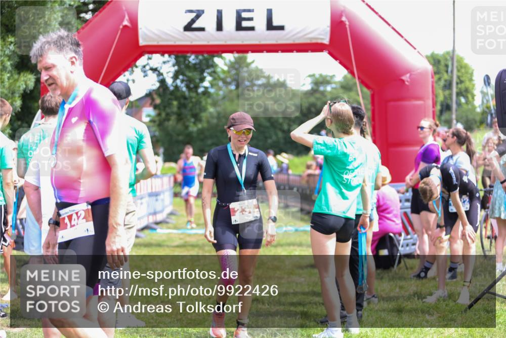 21.06.2026 - 29. Vierlanden-Triathlon Andreas Tolksdorf http://msf.ph/oto/9922426 21.06.2026 13:52:05 Ziel 235, 1028, 1044 meine-sportfotos.de