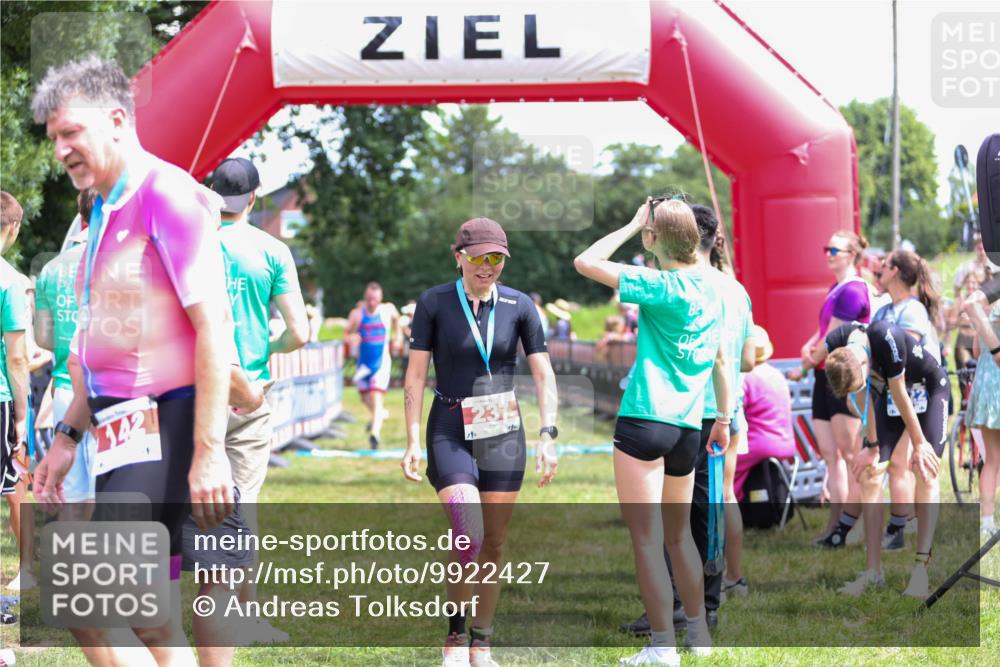 21.06.2026 - 29. Vierlanden-Triathlon Andreas Tolksdorf http://msf.ph/oto/9922427 21.06.2026 13:52:05 Ziel 235, 1028, 1044 meine-sportfotos.de