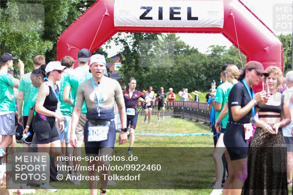 21.06.2026 - 29. Vierlanden-Triathlon Andreas Tolksdorf http://msf.ph/oto/9922460 21.06.2026 13:52:38 Ziel 120, 1029, 1092 meine-sportfotos.de
