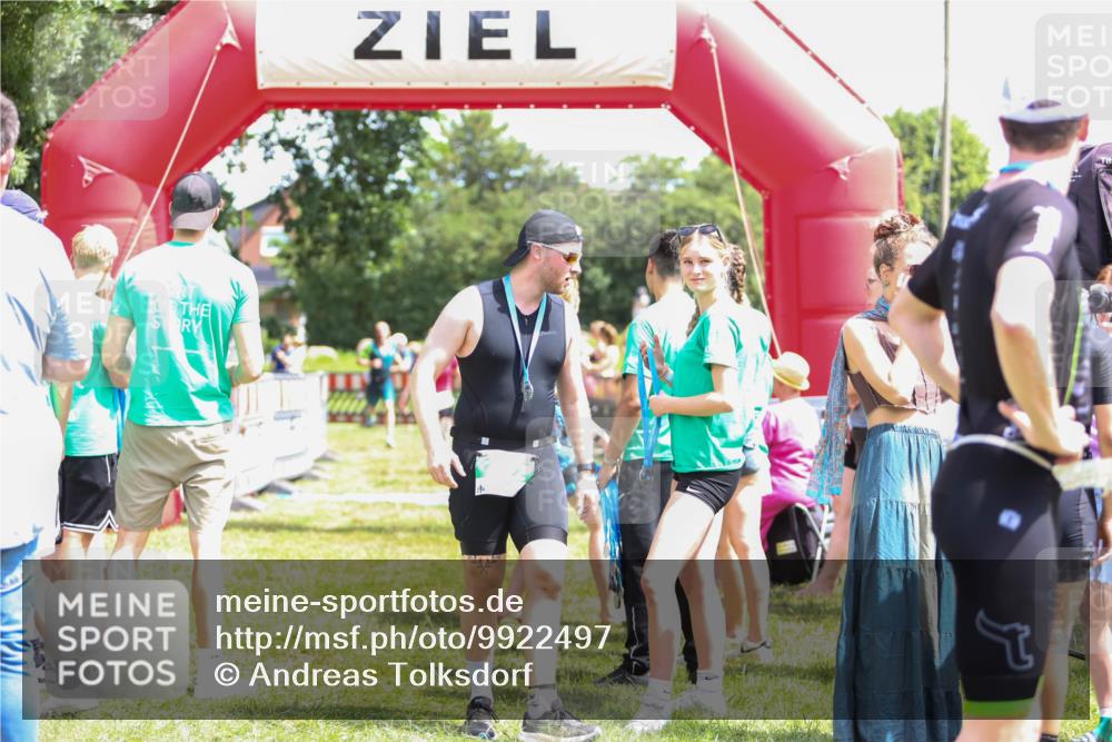21.06.2026 - 29. Vierlanden-Triathlon Andreas Tolksdorf http://msf.ph/oto/9922497 21.06.2026 13:53:15 Ziel 861, 1036 meine-sportfotos.de