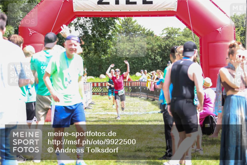 21.06.2026 - 29. Vierlanden-Triathlon Andreas Tolksdorf http://msf.ph/oto/9922500 21.06.2026 13:53:17 Ziel 861, 1036, 1052 meine-sportfotos.de