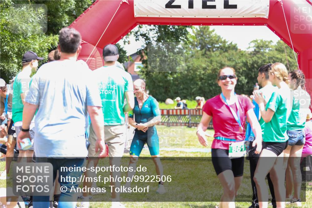 21.06.2026 - 29. Vierlanden-Triathlon Andreas Tolksdorf http://msf.ph/oto/9922506 21.06.2026 13:53:22 Ziel 861, 1036, 1052 meine-sportfotos.de