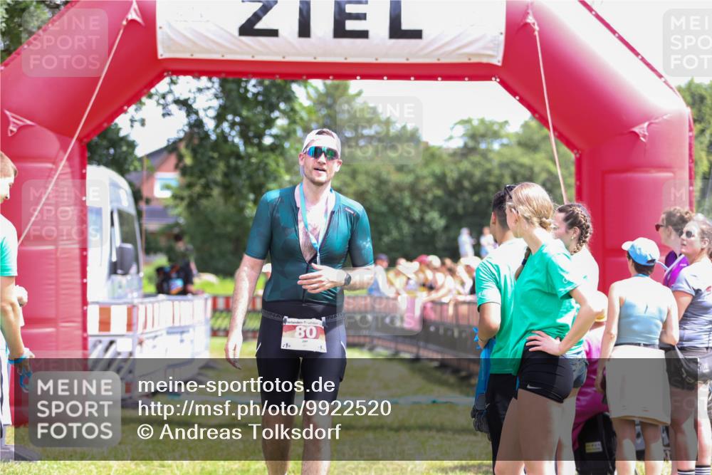 21.06.2026 - 29. Vierlanden-Triathlon Andreas Tolksdorf http://msf.ph/oto/9922520 21.06.2026 13:54:13 Ziel 871, 1048 meine-sportfotos.de