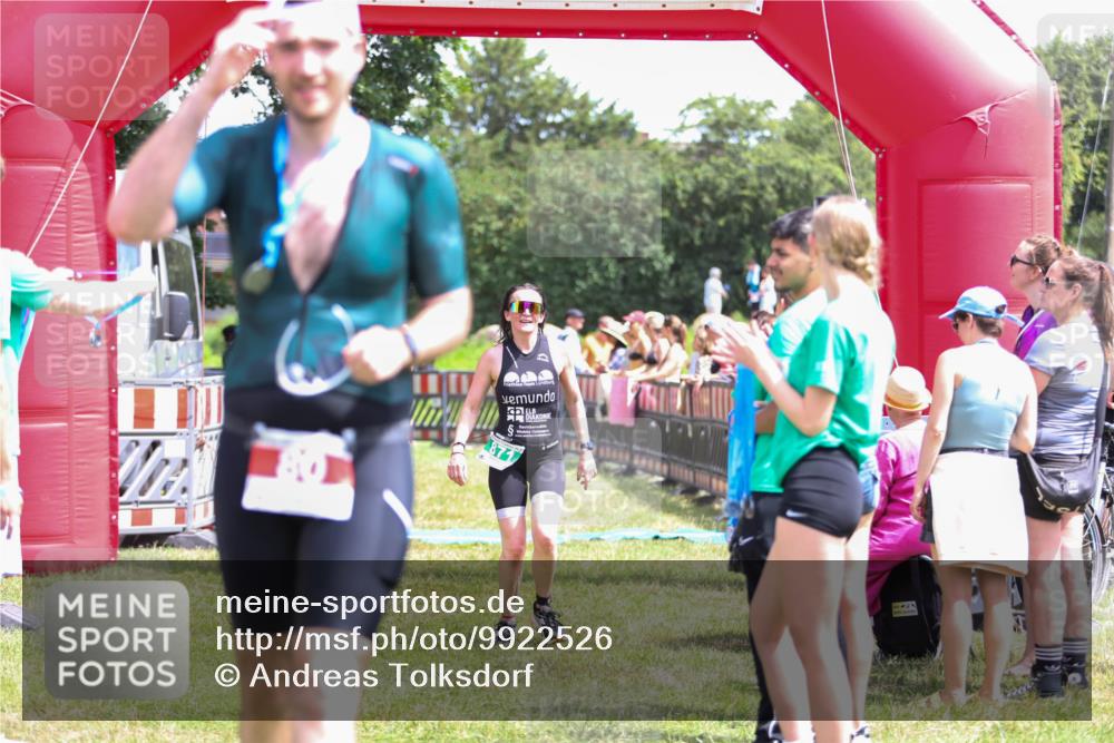 21.06.2026 - 29. Vierlanden-Triathlon Andreas Tolksdorf http://msf.ph/oto/9922526 21.06.2026 13:54:15 Ziel 871, 1048 meine-sportfotos.de