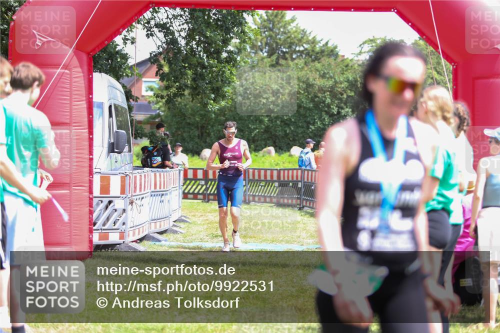 21.06.2026 - 29. Vierlanden-Triathlon Andreas Tolksdorf http://msf.ph/oto/9922531 21.06.2026 13:54:23 Ziel 905, 1048 meine-sportfotos.de