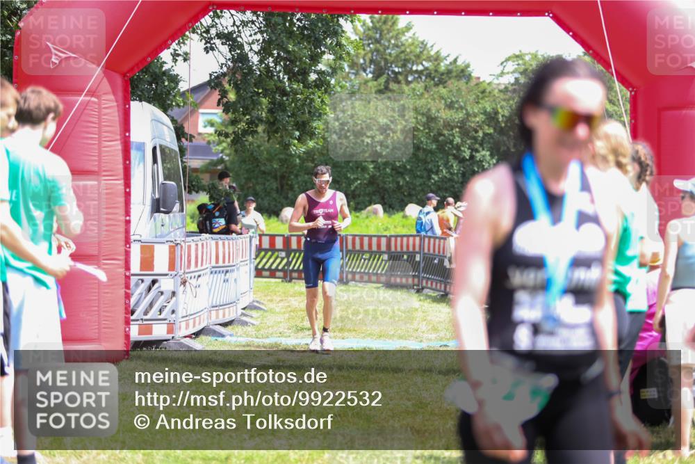 21.06.2026 - 29. Vierlanden-Triathlon Andreas Tolksdorf http://msf.ph/oto/9922532 21.06.2026 13:54:23 Ziel 905, 1048 meine-sportfotos.de