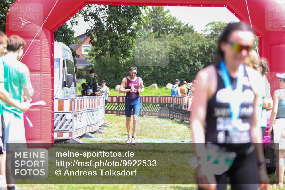 21.06.2026 - 29. Vierlanden-Triathlon Andreas Tolksdorf http://msf.ph/oto/9922533 21.06.2026 13:54:23 Ziel 905, 1048 meine-sportfotos.de