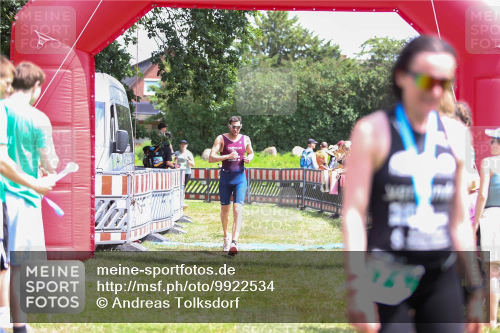 21.06.2026 - 29. Vierlanden-Triathlon Andreas Tolksdorf http://msf.ph/oto/9922534 21.06.2026 13:54:23 Ziel 905, 1048 meine-sportfotos.de