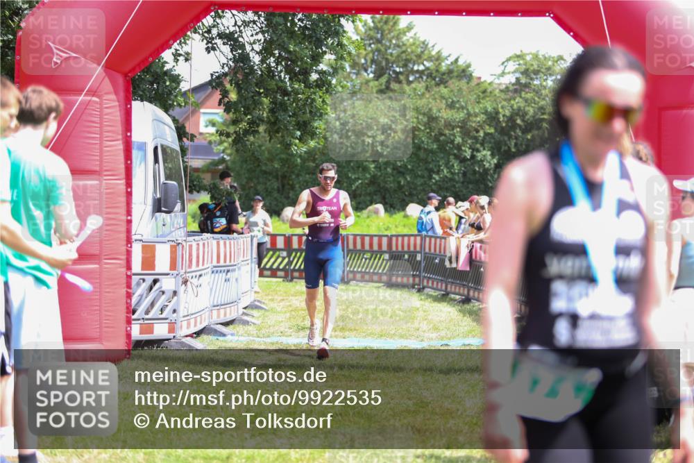 21.06.2026 - 29. Vierlanden-Triathlon Andreas Tolksdorf http://msf.ph/oto/9922535 21.06.2026 13:54:24 Ziel 905, 1048 meine-sportfotos.de