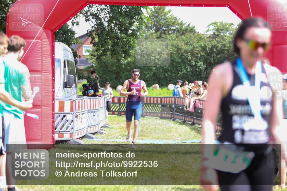 21.06.2026 - 29. Vierlanden-Triathlon Andreas Tolksdorf http://msf.ph/oto/9922536 21.06.2026 13:54:24 Ziel 905, 1048 meine-sportfotos.de
