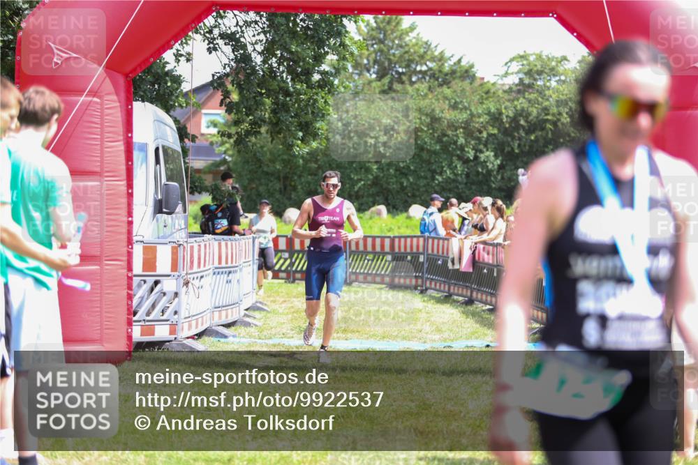 21.06.2026 - 29. Vierlanden-Triathlon Andreas Tolksdorf http://msf.ph/oto/9922537 21.06.2026 13:54:24 Ziel 905, 1048 meine-sportfotos.de