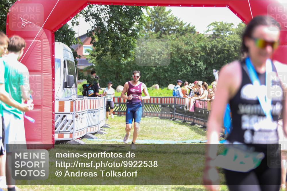 21.06.2026 - 29. Vierlanden-Triathlon Andreas Tolksdorf http://msf.ph/oto/9922538 21.06.2026 13:54:24 Ziel 905, 1048 meine-sportfotos.de