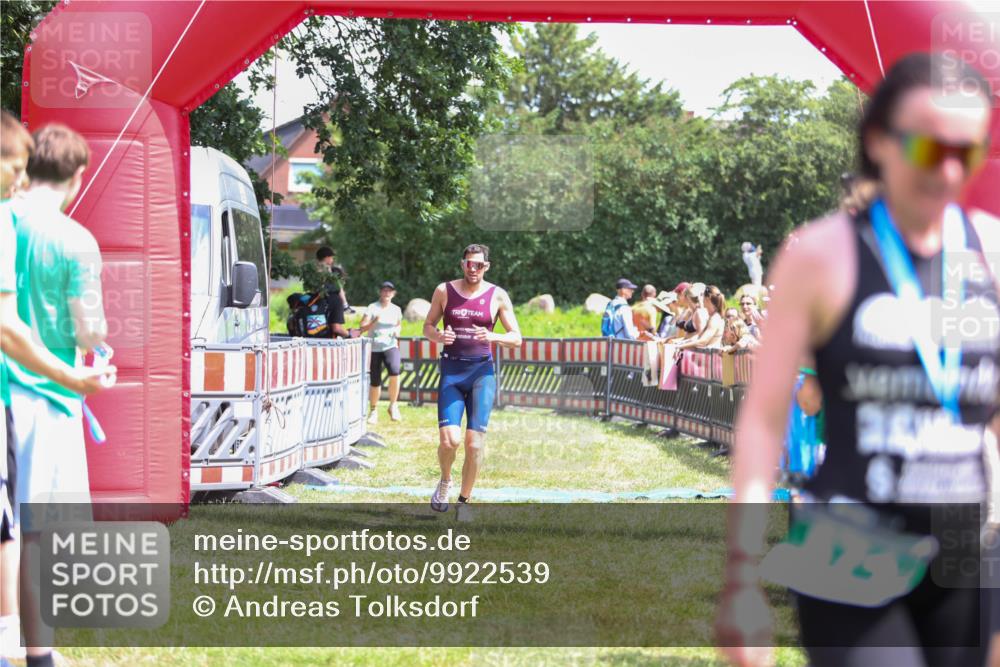 21.06.2026 - 29. Vierlanden-Triathlon Andreas Tolksdorf http://msf.ph/oto/9922539 21.06.2026 13:54:24 Ziel 905, 1048 meine-sportfotos.de
